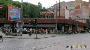 Квітникарів Стрийського – за скло