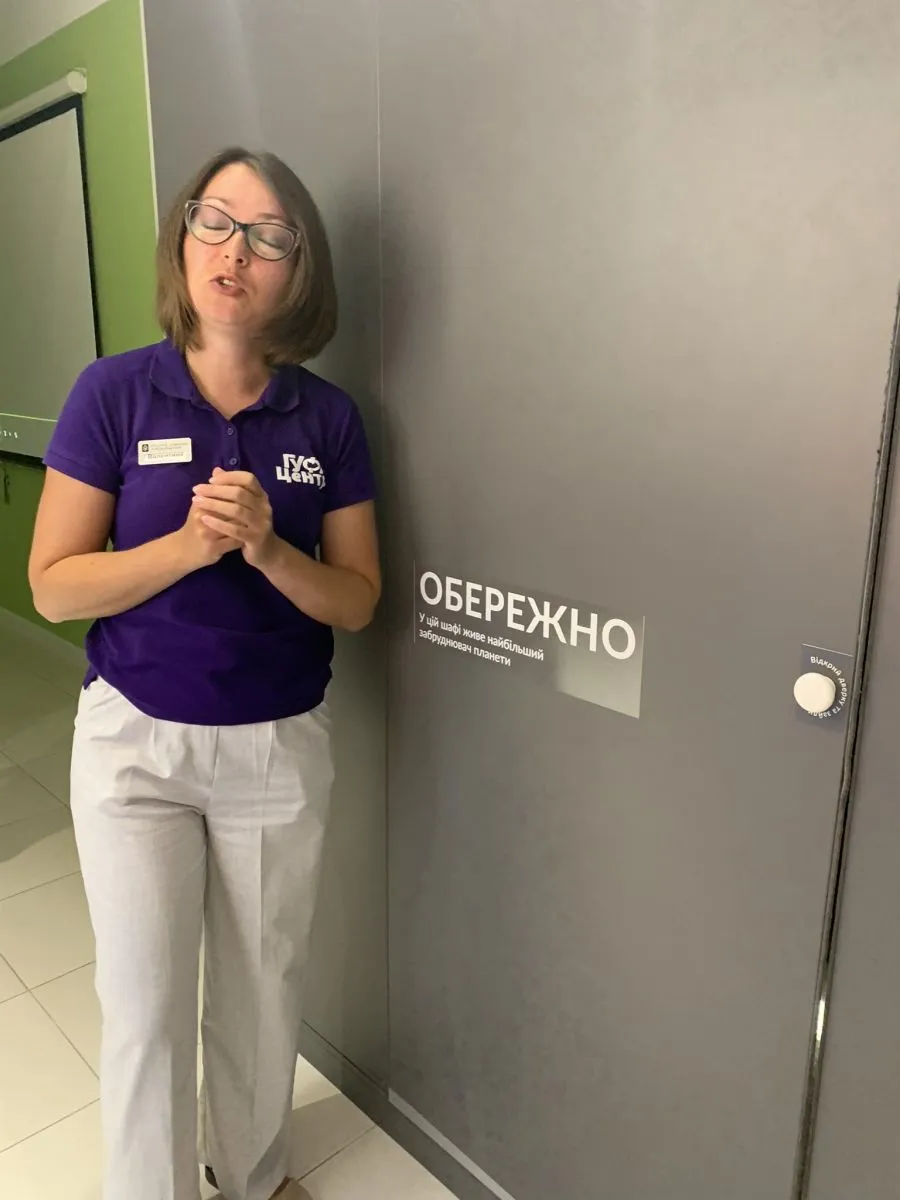 Як думаєте, хто в шафі? Там дзеркало і відображення в ньому