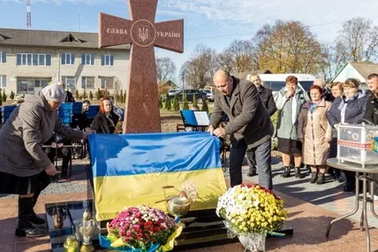 Під час церемонії відкриття пам'ятника  у Вороблевичах. Фото Медіа Дрогобиччина.