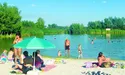 В «Озерному краї» лелека  на пляжі походжає між людей