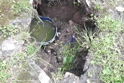 Ось такі провалля підстерігають нині розвадівців після «грязьового цунамі» у квітні цього року.  Фото Наталії Корди-Шумило і Ксенії Гентош