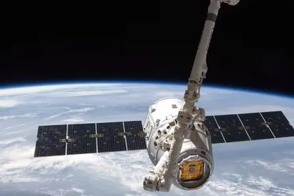 Американський супутник Dragon SpaceX. Кібератаки Китаю мають на меті імітувати сигнали, які такі сателіти отримують від операторів, – аби “викрасти” ці апарати або вивести їх із ладу. Фото European Space Agency