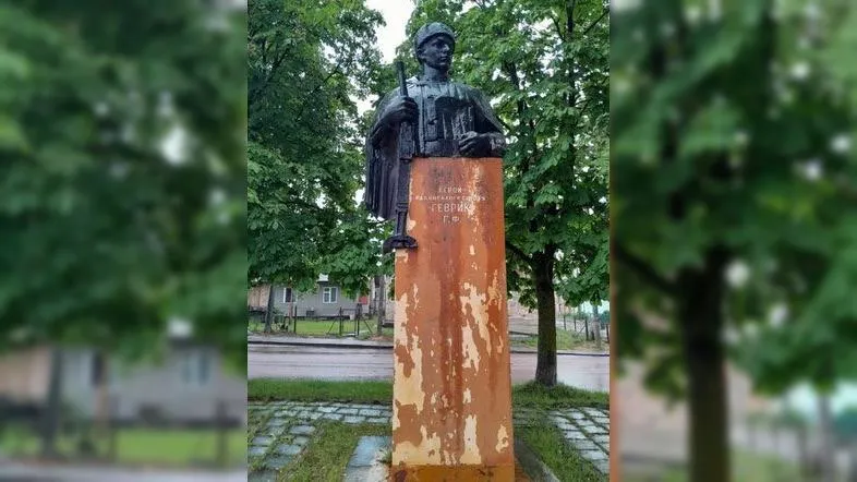Пам'ятник до нападу.
