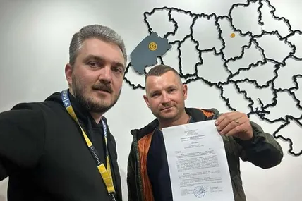 Тарас Радь (ліворуч) і щойно зареєстрований депутат Назарій Островський із рішенням комісії. Фото з ФБ Тараса Радя.