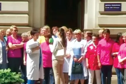 На акцію протесту прийшли кількадесят уже звільнених лікарів.
