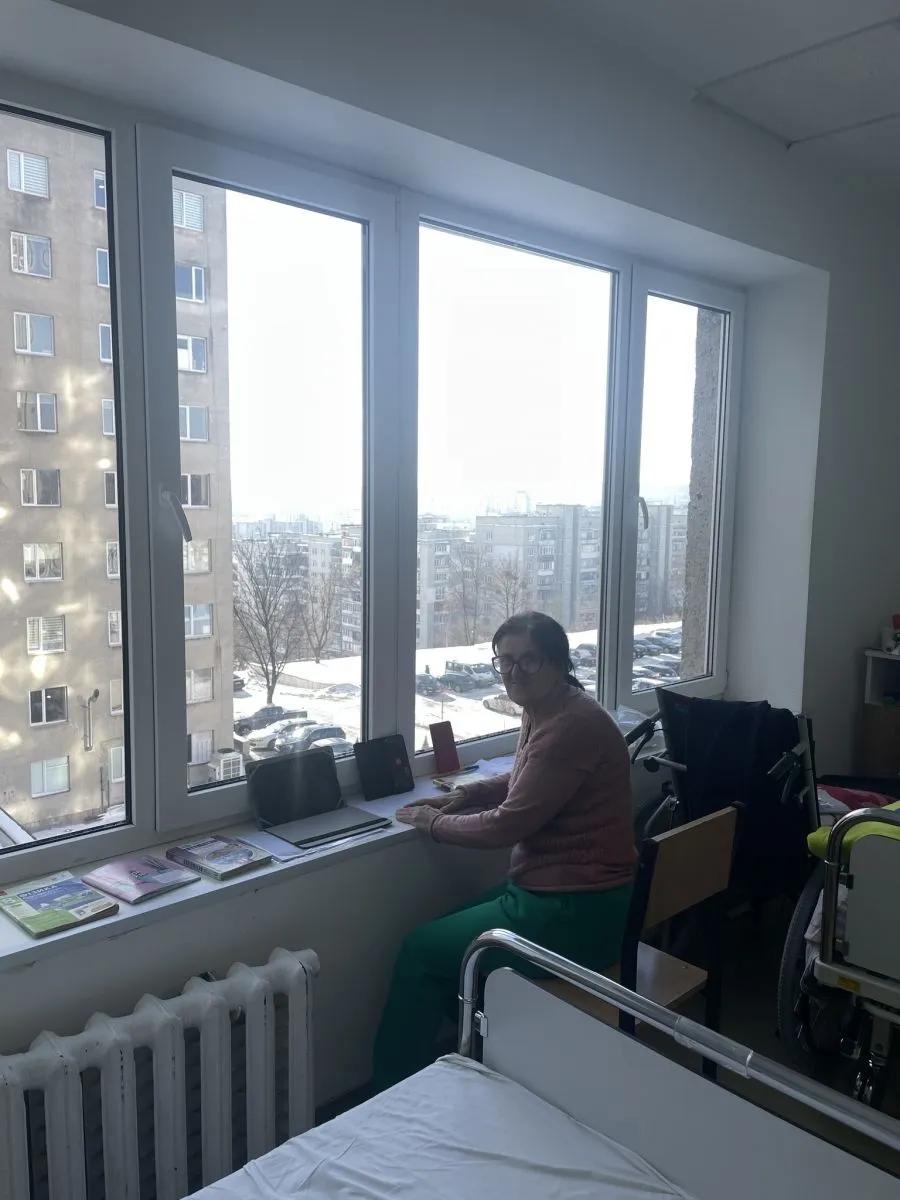 Мама військового облаштувала робоче місце на підвіконні лікарняної палати