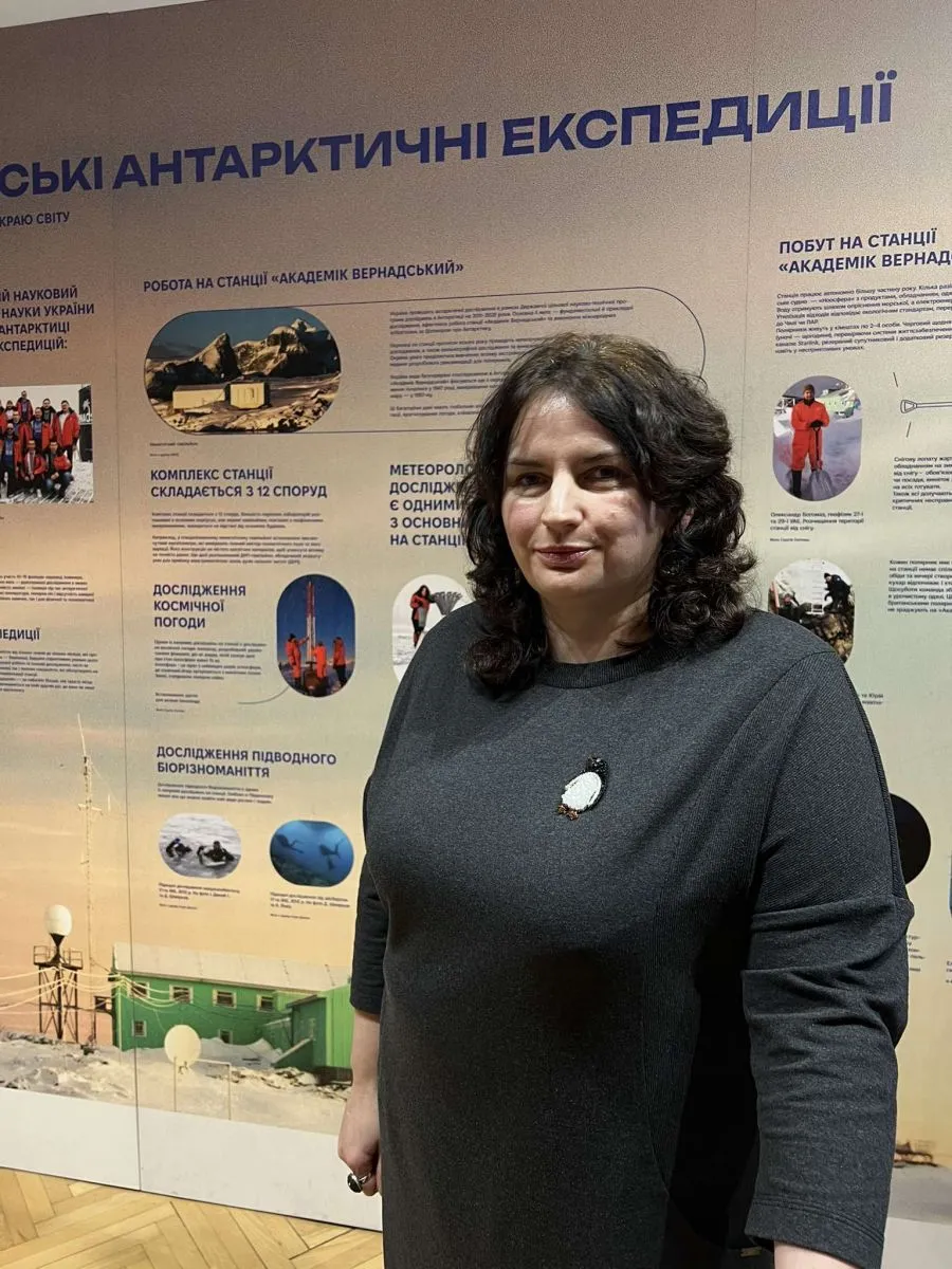 Тематична прикраса у кураторки виставки Наталії Дзюбенко