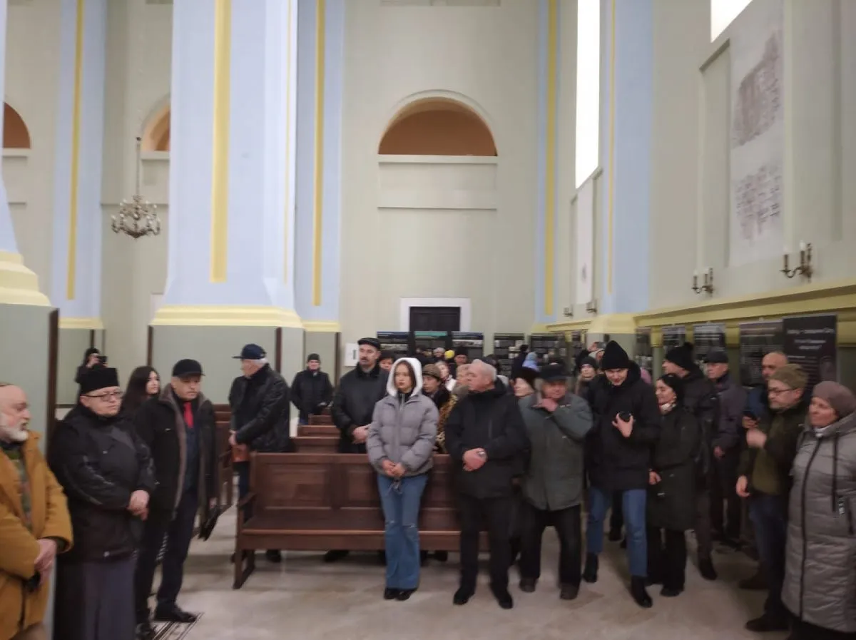 Перші відвідувачі виставки.
