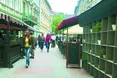З одного боку — літні майданчики, з іншого — припарковані авто