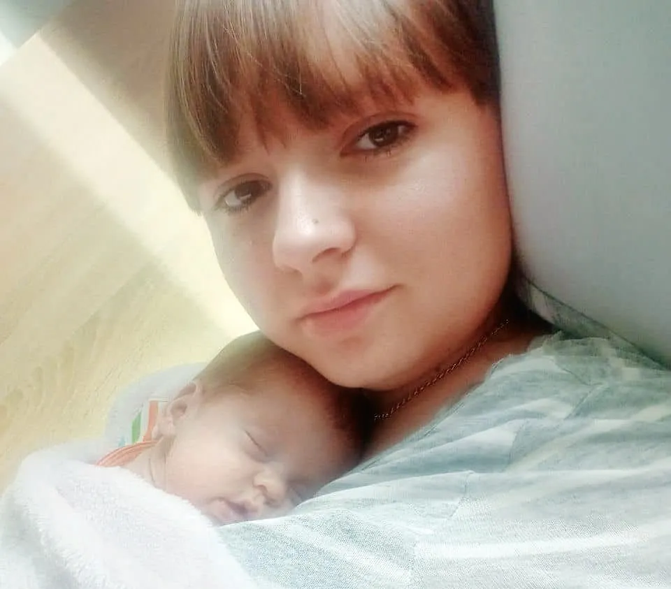 Щаслива мама забрала крихітку додому.