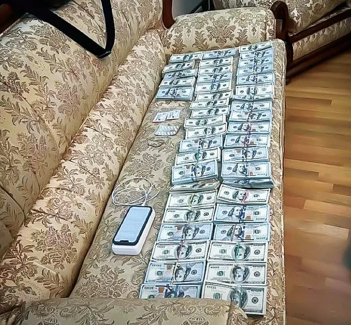 Ці розкладені на дивані долари детективи НАБУ називають хабарем голові Верховного суду.