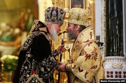 "Обнімашки" між московським патріархом Кірілом і главою УПЦ Онуфрієм підкреслюють тісні зв'язки цих структур. Ці зв'язки не розірвано навіть, коли росія веде війну проти України...