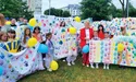 Понад 8 тисяч долоньок з усього світу: у Новояворівську — світовий рекорд «Дитячі долоньки за мир»