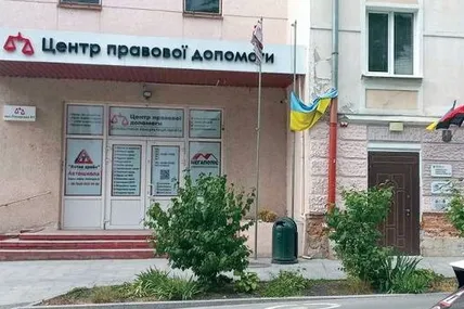 Два центри розташовані впритул, але приватний більш помітний через гігантську вивіску.