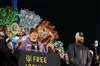 Олександр Усик вийшов з прапором «Free Azovstal Defenders» на зважування перед боєм проти Тайсона Фʼюрі