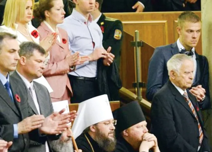 Більш ніж промовистий факт: у розпал війни з росією митрополит упц мп Онуфрій і його оточення у стінах парламенту відмовилися підніматися під час вшанування українських воїнів. Фото «Лівого берега».