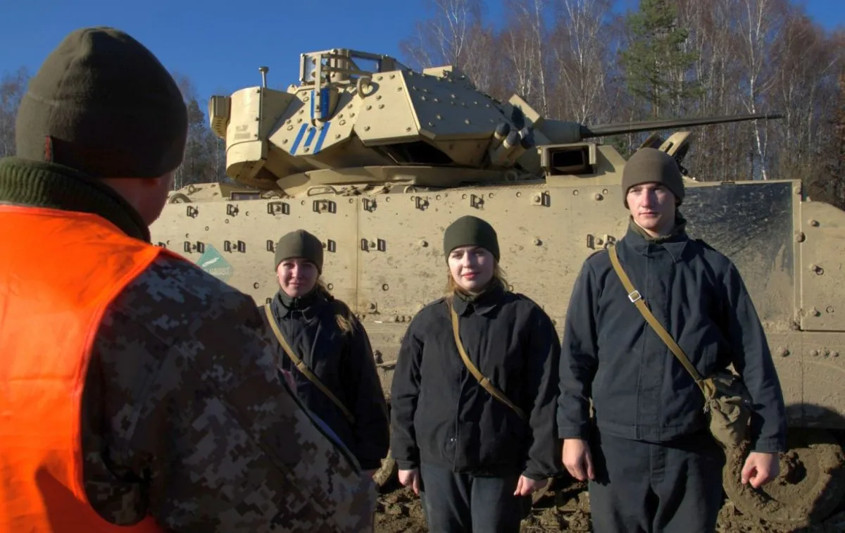 Під час свого практичного вишколу курсанти Національної академії сухопутних військ вивчають зразки озброєння, надані іноземними партнерами. Осінь 2024 року.