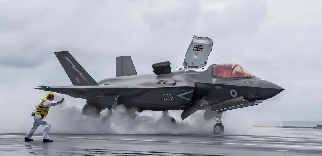 Винищувач F-35B, який згодом зазнав катастрофи, вилетів із британського авіаносця HMS Queen Elizabeth, дислокованого у Середземному морі. Фото businessinsider.com.