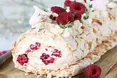 Меренговий рулет з малиною