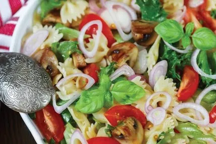 Теплий салат з макаронами, грибами та овочами