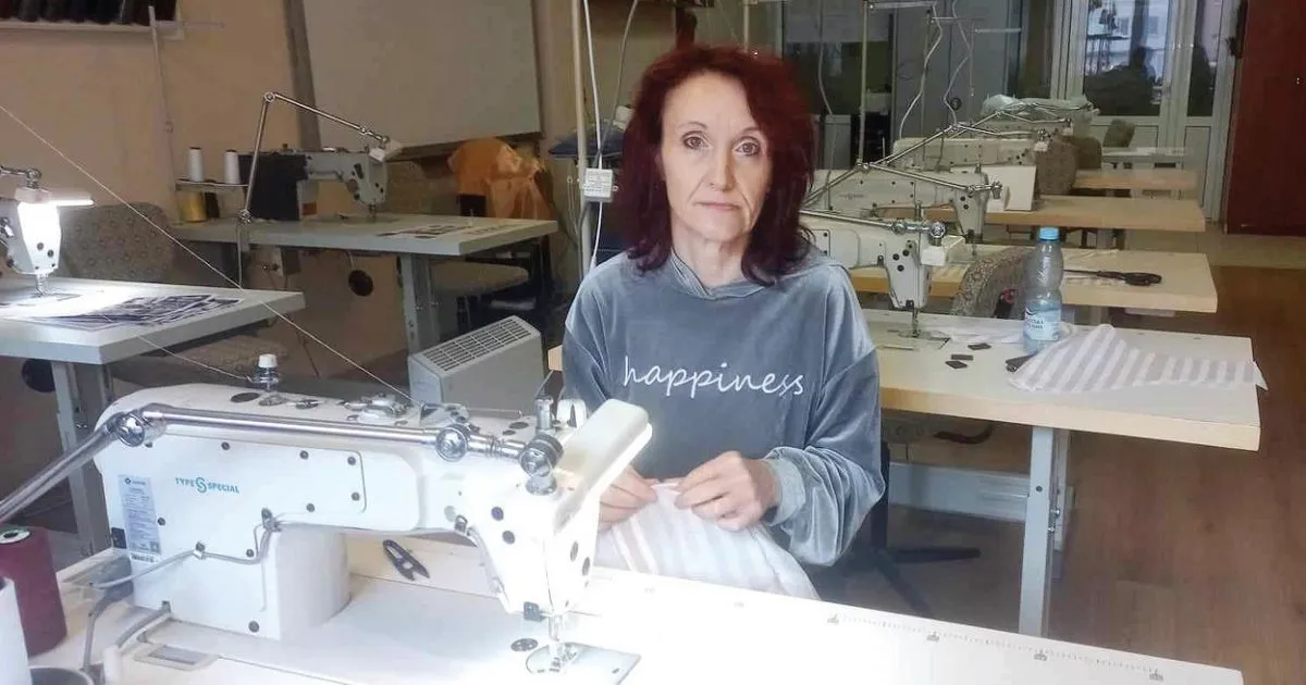 Пані Аня з Донеччини мріє знайти у Львові роботу швачки.