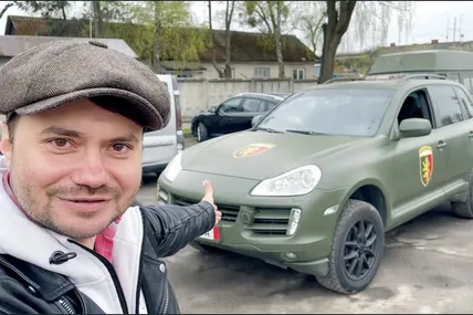 Роман Гапачило демонструє «Бандеропорш». Фото з альбому Романа Гапачила
