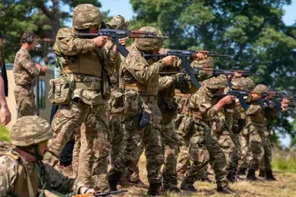 Українські новобранці навчаються за спеціальною програмою під керівництвом Великої Британії. Фото: НТА