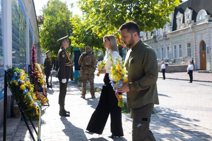 Президент та перша леді вшанувують пам’ять захисників нашої держави. Фото: ОП