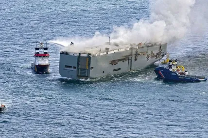 Вантажне судно Fremantle Highway, яке загорілося біля узбережжя Нідерландів, палає уже шостий день поспіль… Фото ЕРА