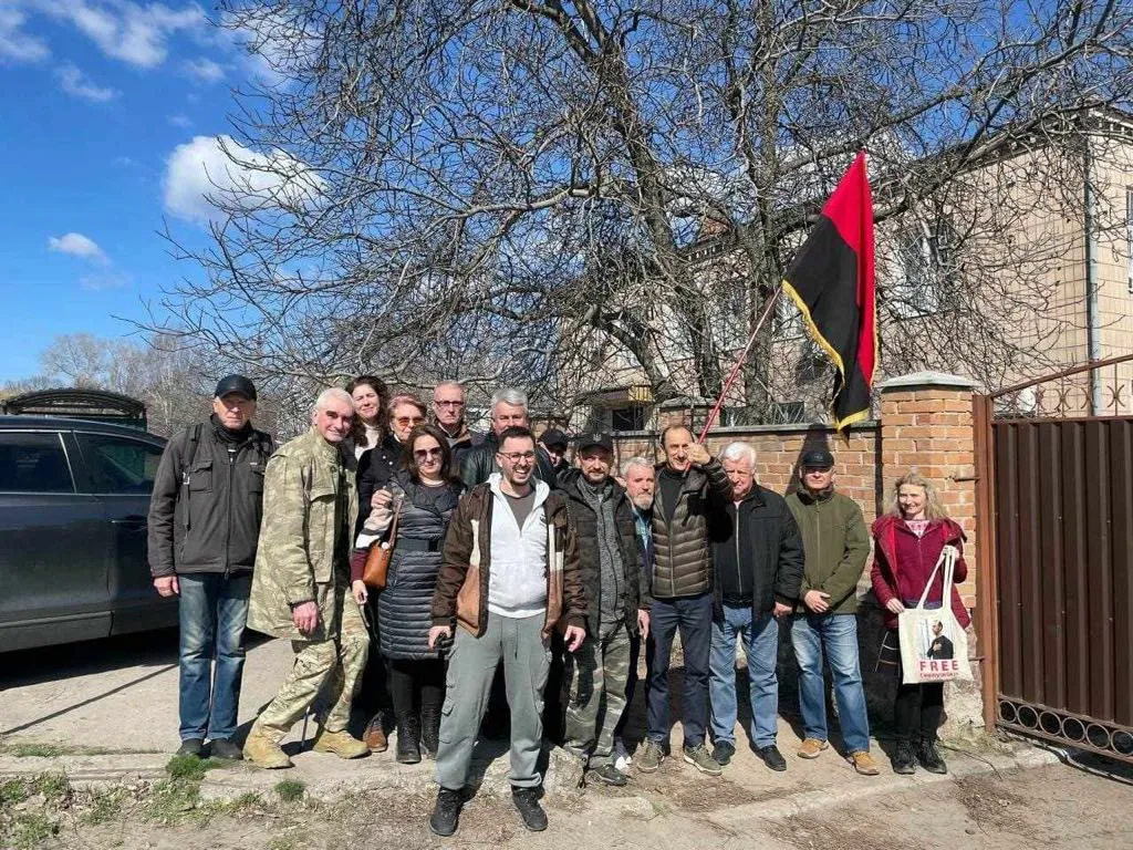 Роман Червінський і його прихильники після судового засідання у Кропивницькому. Воно відбулося невдовзі після атаки на це місто 31 російського «шахеда». Роман тримає червоно-чорний прапор... Фото Олександра ЛУЦА.
