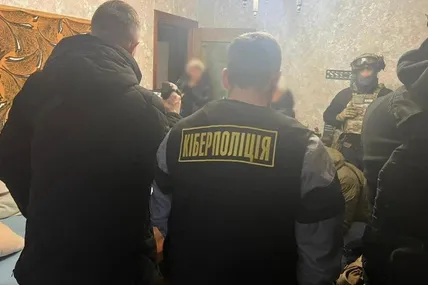 Кіберполіцейські Львівщини викрили учасників злочинної організації, які займалися шахрайством під виглядом державних виплат.