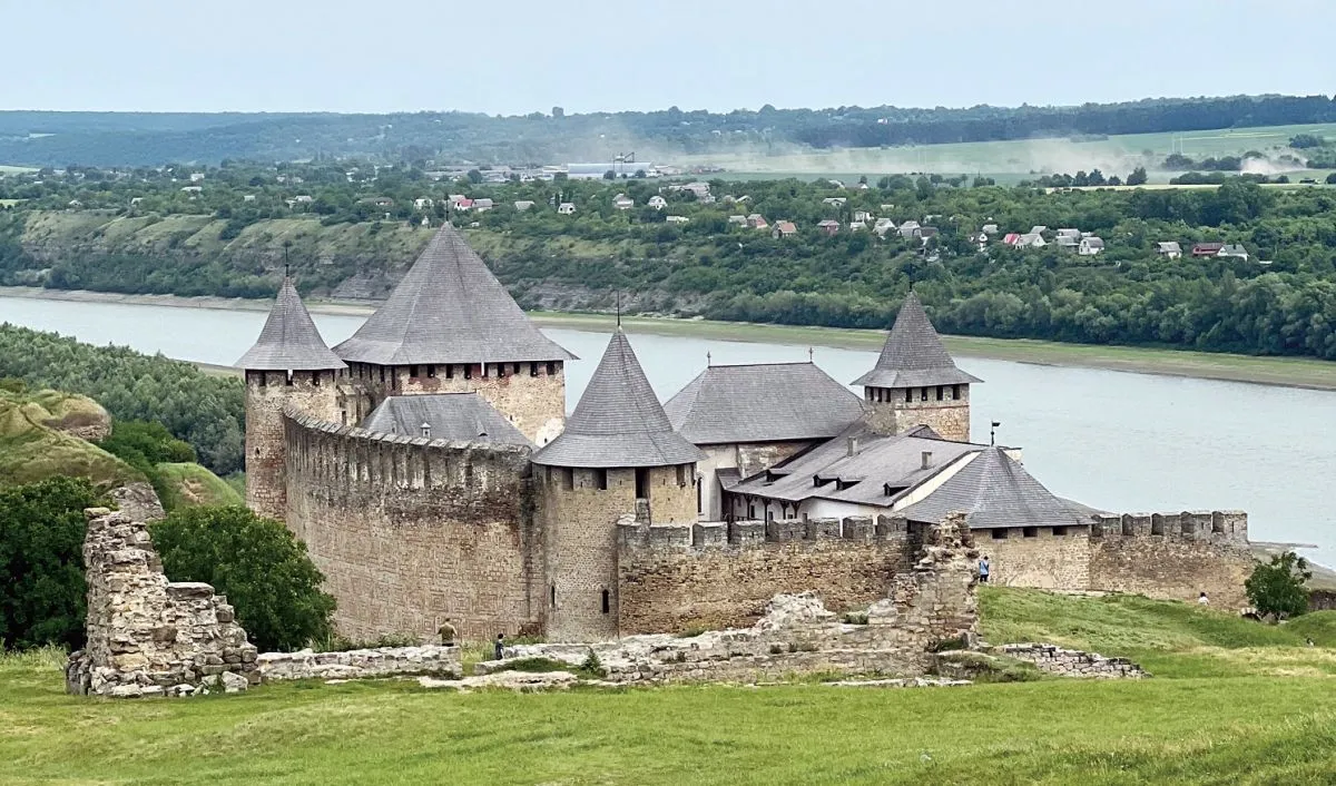 Хотин зачаровує могутністю.