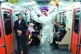 По Харкову — у бігудях та капцях!
