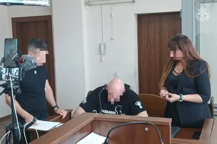 Командир Львівського «Беркуту» Ростислав Пацеляк (у центрі) розписується у суді про отримання нової підозри і повістки на допит. Фото зі сайту Офісу Генпрокуратури України.