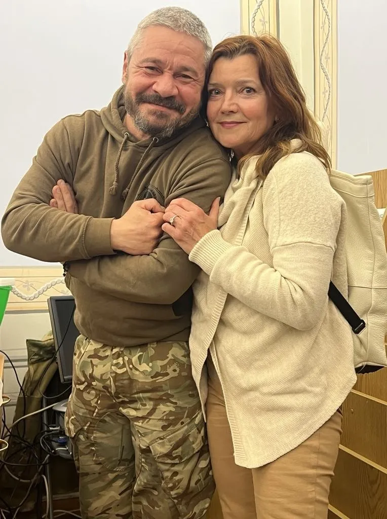 І теплі обійми - письменниця Галина Вдовиченко та військовий поет Влад Петраш.