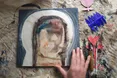 Малює ікони на старих дверних тафлях