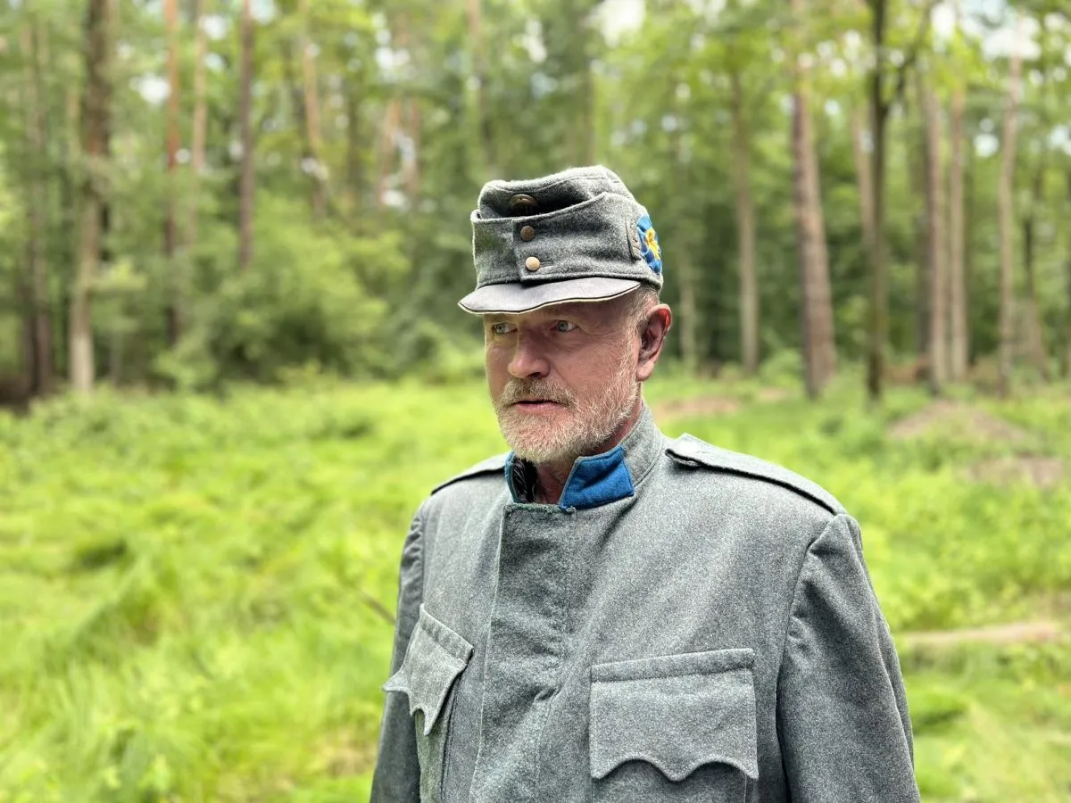 Володимир "Штурм" Правосудов грає у фільмі роль кулеметника.