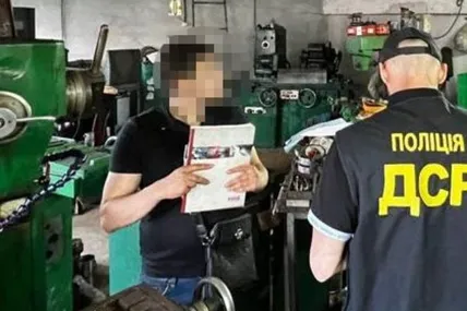 Слідчі проводять обшук на підприємстві, яке виготовляло глушники до зброї