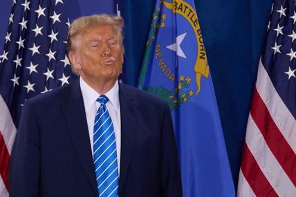 Дональд Трамп фарбує волосся