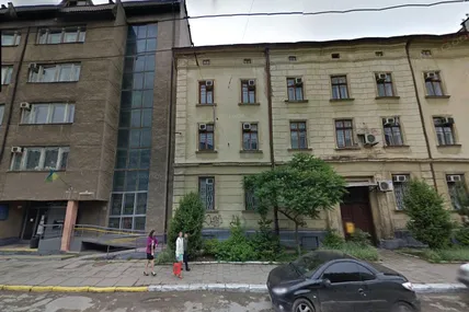 Справа – 140-літня будівля колишнього притулку. У 1970-х роках до неї прибудували п’ятиповерхівку, що ліворуч. Фото Вікіпедії