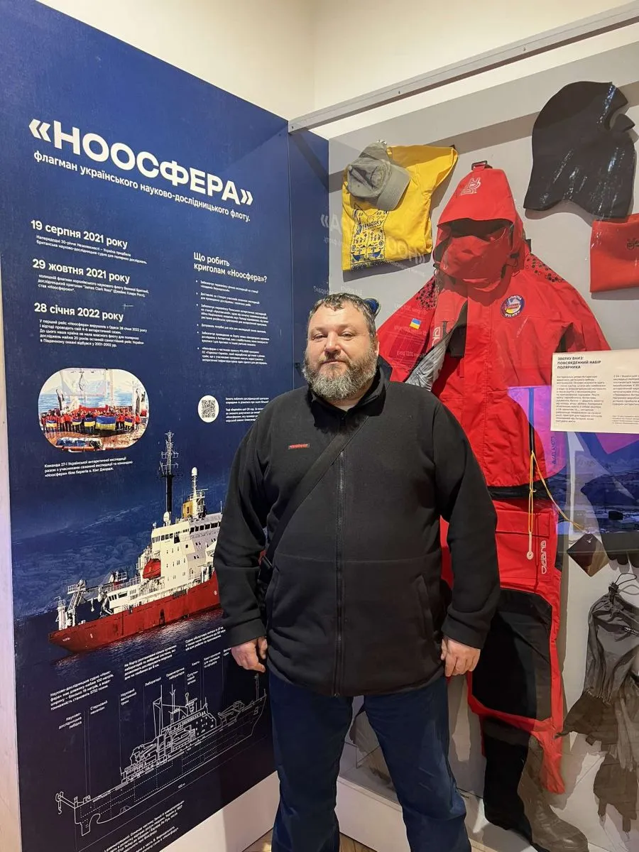 Євген Дикий поруч зі стендом про Ноосферу та екіпірування полярника