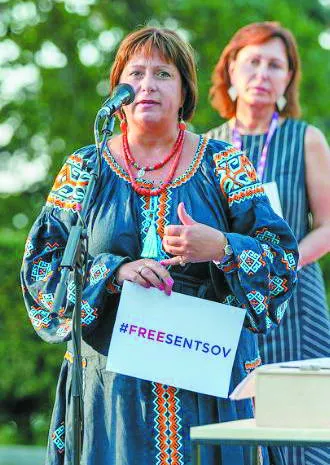 Вишиванку Наталія Яресько одягає частіше, ніж буває в Україні. Але сподівається, що після роботи у Пуерто-Рико в її кар’єрній біографії з’явиться чергова українська сторінка. Фото ukr-id.com
