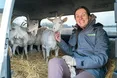 Доглядає продуктивних кіз