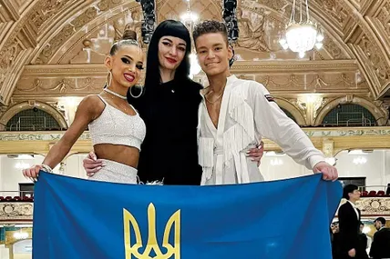 Ангеліна Черковська і Давид Комарницький разом зі свою наставницею Іриною Марюк привезли до Львова почесний трофей. Фото з альбому Ірини Марюк