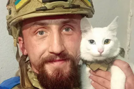 Воїн Михайло із «бойовою подругою» Зефіркою, яка має різнокольорові очі.
