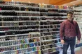 Іспанець потрапив у Книгу рекордів Гіннеса, бо зібрав найбільшу колекцію мобільних телефонів