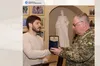 Головнокомандувач ЗСУ Олександр Сирський нагородив львівського волонтера Андрія Квятковського особливою відзнакою