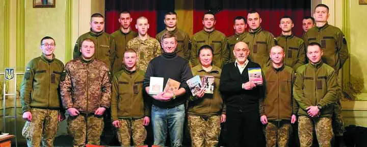 Віталій Запека, Олена Мокренчук і Петро Солтис (посередині зліва направо) на зустрічі з військовослужбовцями строкової служби однієї з військових частин Збройних сил України.