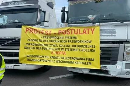 Польські страйкарі розмістили плакати зі своїми вимогами на своїх фурах. Фото зі сайту rmf24.pl