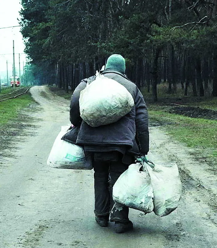 Часто люди залишаються на вулиці, коли у пошуках роботи переїжджають в інше місто.